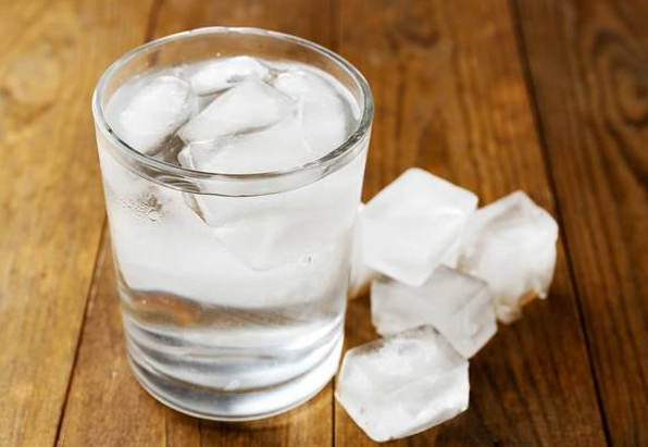 喝冰水肚子痛怎麼辦？專家教你5招急救與4個預防關鍵